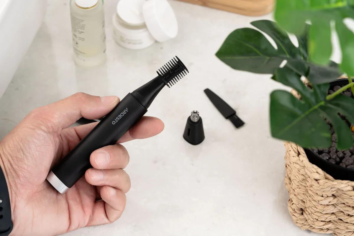 Тример ARDESTO TR-PWP для носа та вух, з нержавіючої сталі, з зарядкою USB-C до USB-A, чорного кольору.