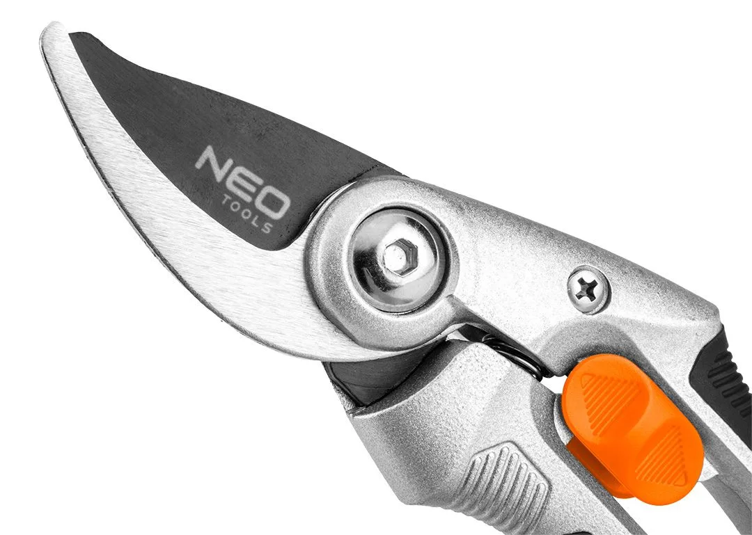 Секатор плоский Neo Tools, діаметр різу 20 мм, довжина 210 мм, вага 228 г.