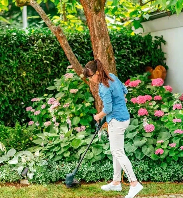 Газонокосилка Bosch EasyGrassCut 26, мощность 280 Вт, ширина скашивания 26 см, вес 19 кг