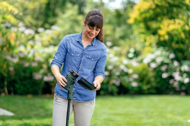 Газонокосилка Bosch EasyGrassCut 26, мощность 280 Вт, ширина скашивания 26 см, вес 19 кг