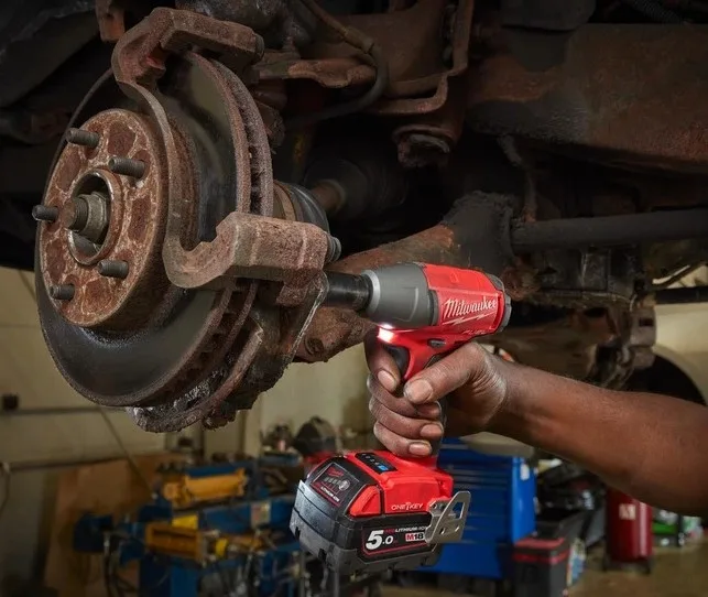 Акумуляторний гайковерт Milwaukee M18 FUEL ONE-KEY 18В, високомоментний, 702-1627 Нм, 0-1800 об/хв, 3/4", 3.5 кг, без акумулятора.