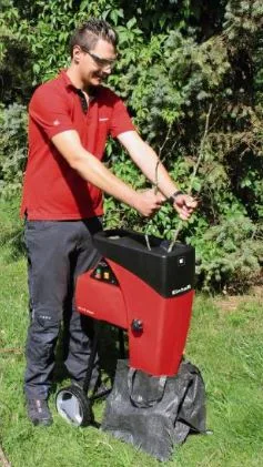 Подрібнювач рослинності Einhell GC-RS 2540, 2500 Вт, з низьким рівнем шуму, максимальний діаметр гілок 40 мм.