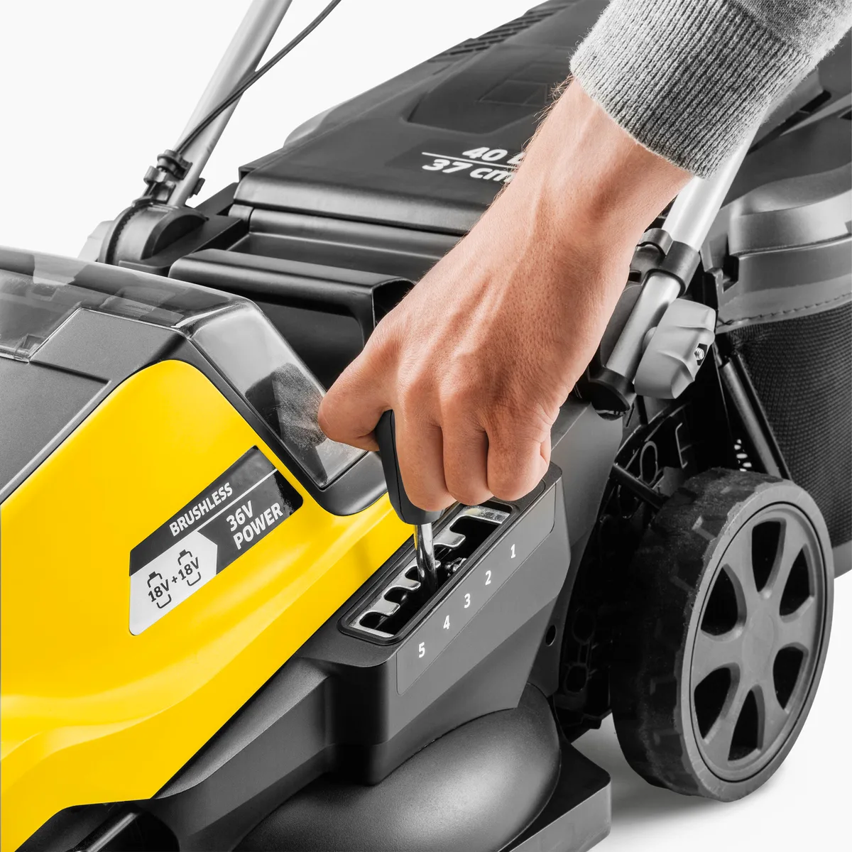 Акумуляторна газонокосарка Karcher LMO 4-18 Dual 18В з акумулятором 1х5А·год, ширина косіння 37 см, висота регулювання 25-65 мм.