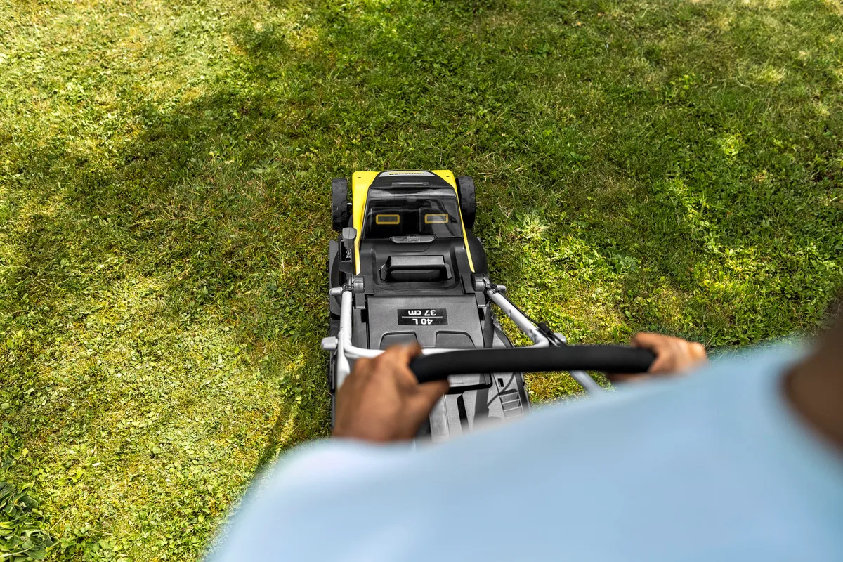 Акумуляторна газонокосарка Karcher LMO 4-18 Dual 18В з акумулятором 1х5А·год, ширина косіння 37 см, висота регулювання 25-65 мм.
