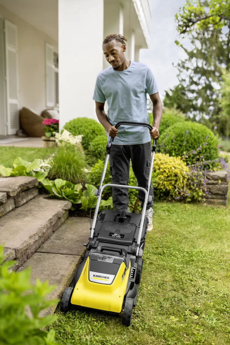 Акумуляторна газонокосарка Karcher LMO 4-18 Dual 18В з акумулятором 1х5А·год, ширина косіння 37 см, висота регулювання 25-65 мм.