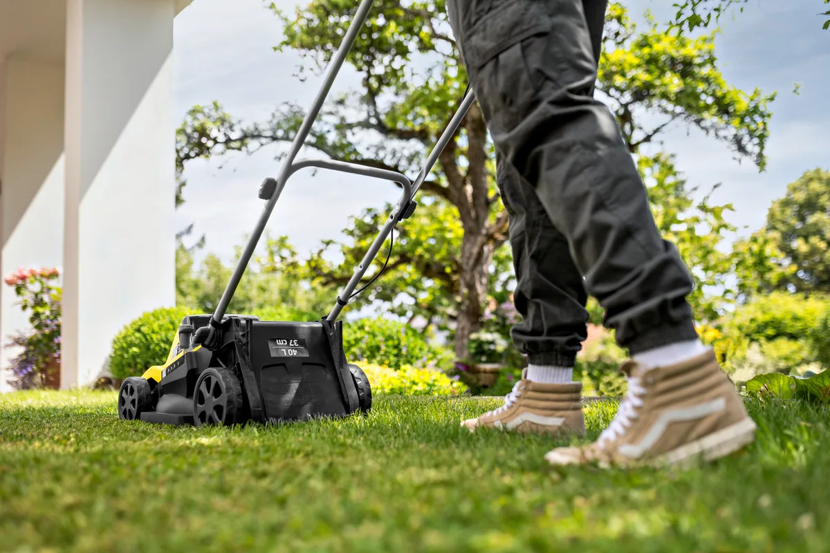 Акумуляторна газонокосарка Karcher LMO 4-18 Dual 18В з акумулятором 1х5А·год, ширина косіння 37 см, висота регулювання 25-65 мм.