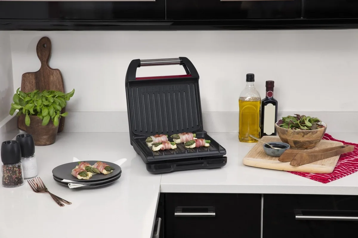 Гриль Russell Hobbs прижимний Compact Steel 1200Вт, однорежимний, металевий, червоно-чорний.