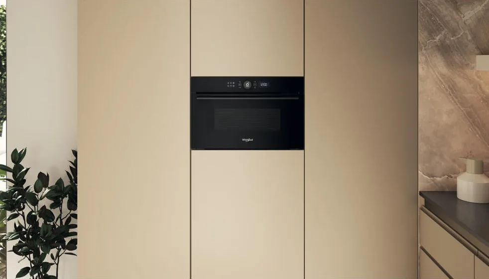 Вбудована мікрохвильова піч Whirlpool, 31 л, електронне керування, 1000 Вт, гриль, дисплей, чорного кольору.