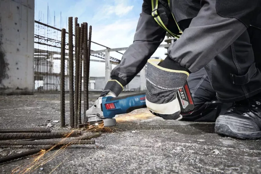 Аккумуляторная угловая шлифмашина Bosch Professional GWS 18V-11, 125 мм, 18 В, 2x5 Ач, 0-9000 об/мин, вес 17 кг, кейс ZP GAL1
