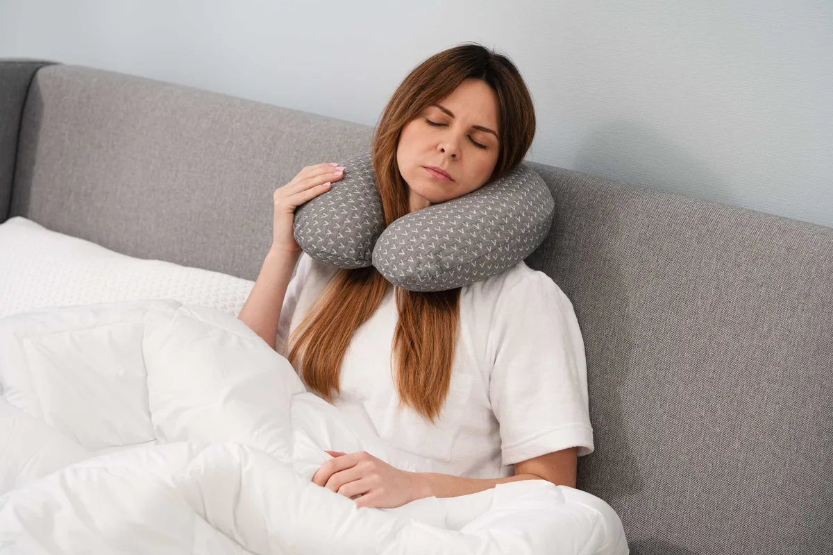 Ортопедическая подушка ARDESTO Sleepwell для путешествий, 34х29х10 см, для поддержки шеи, из мемори-пены, серого цвета