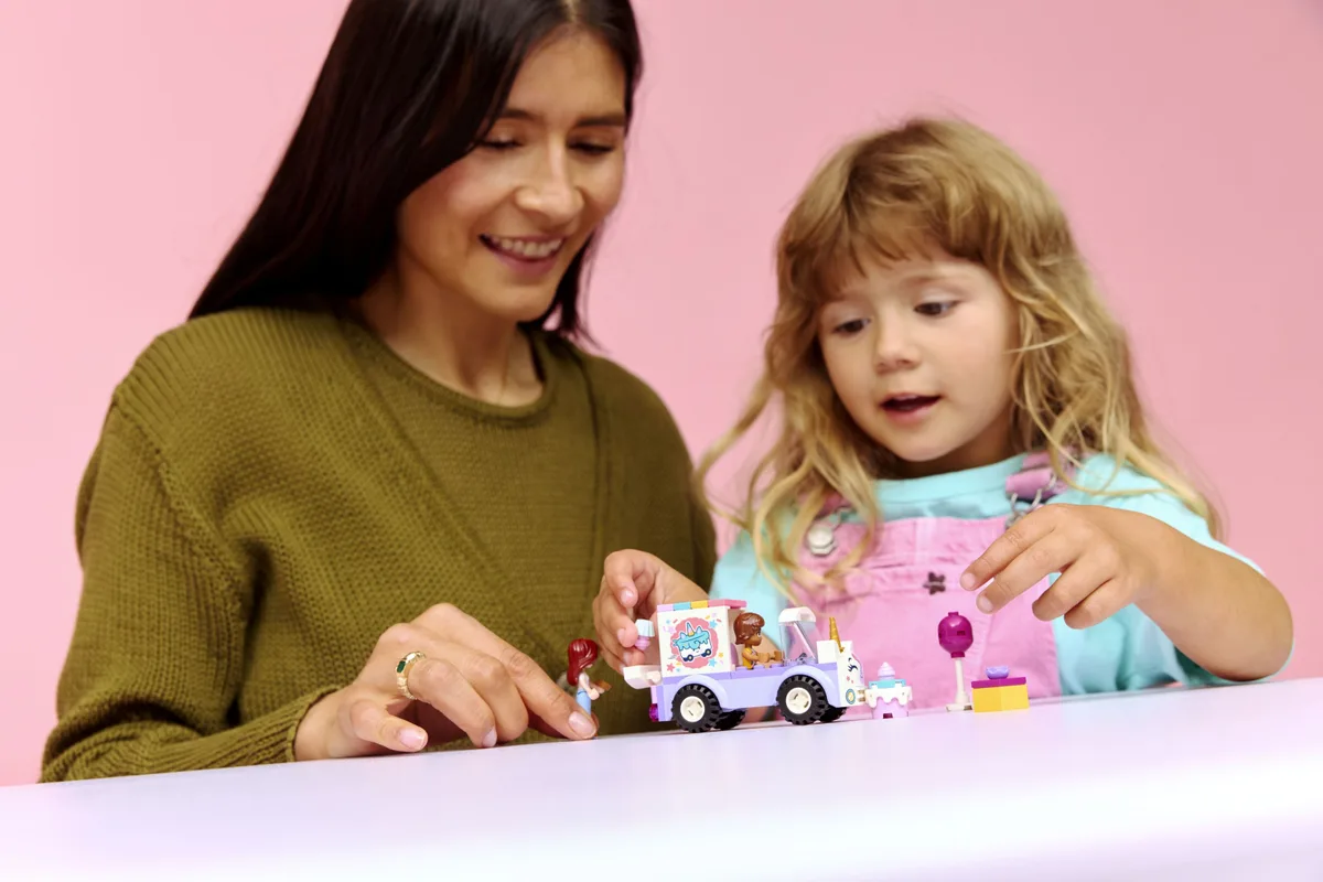 Конструктор LEGO Friends Автомобіль для доставки тортів з єдинорогами