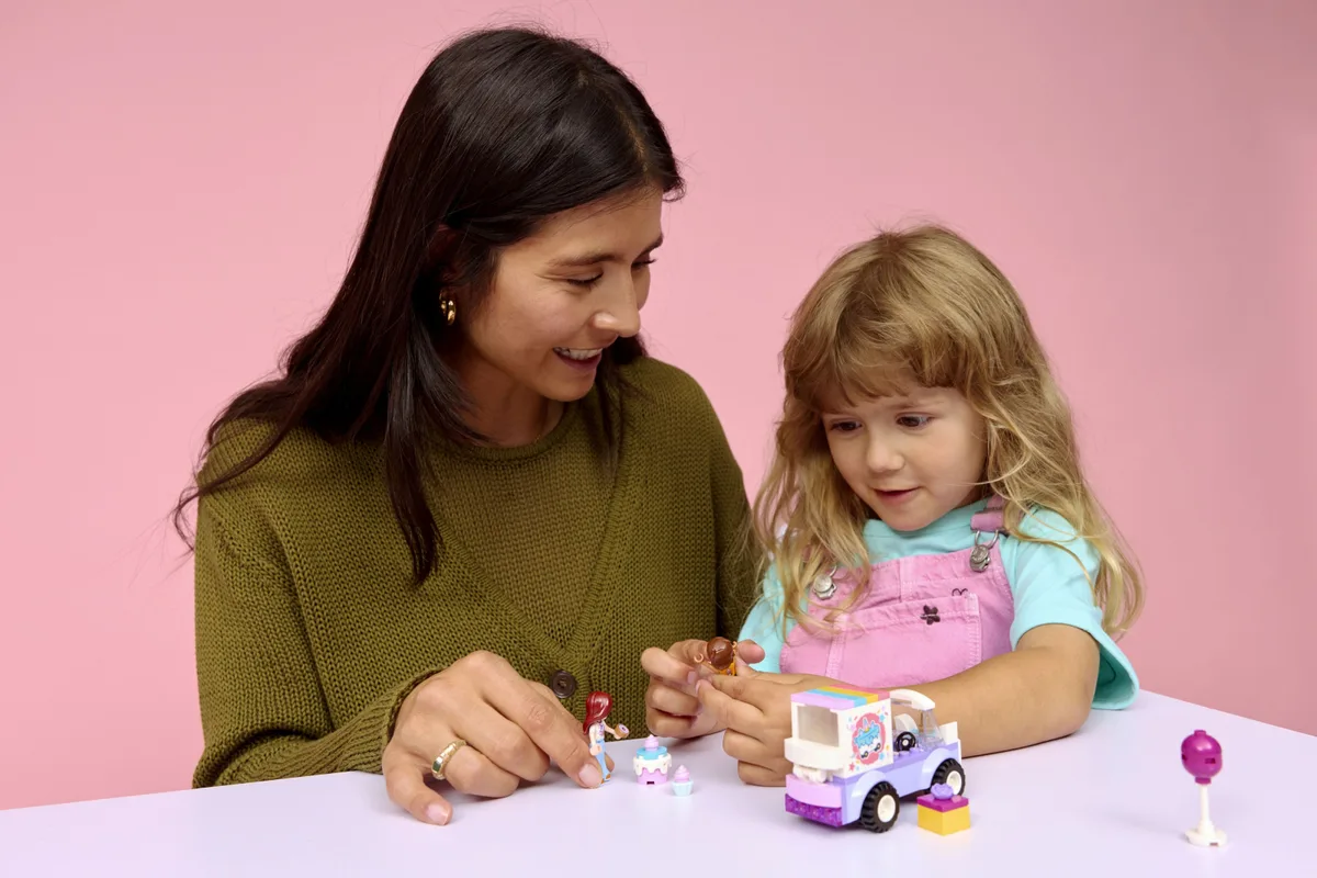 Конструктор LEGO Friends Автомобіль для доставки тортів з єдинорогами