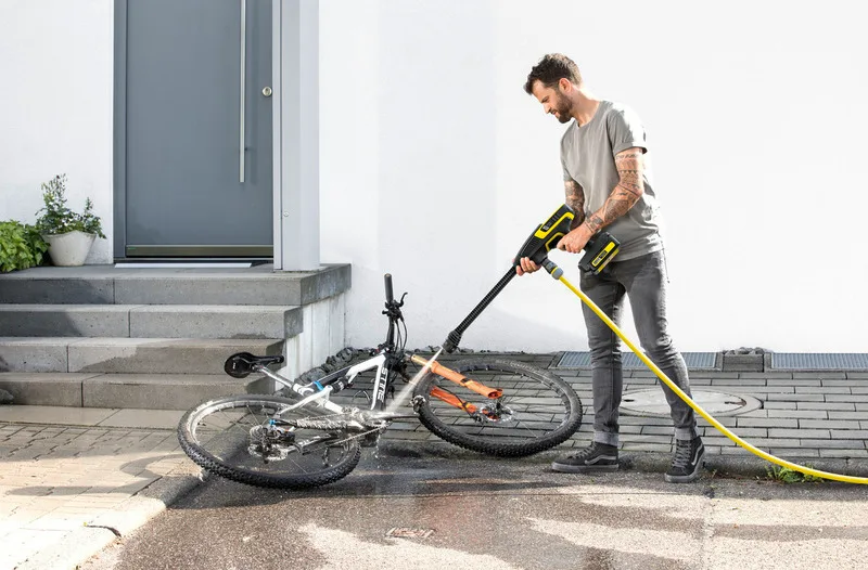 Акумуляторний міні-мийник Karcher KHB 6, низький тиск 24 бар, продуктивність 200 л/год, вага 1.3 кг, без батареї та зарядного прис