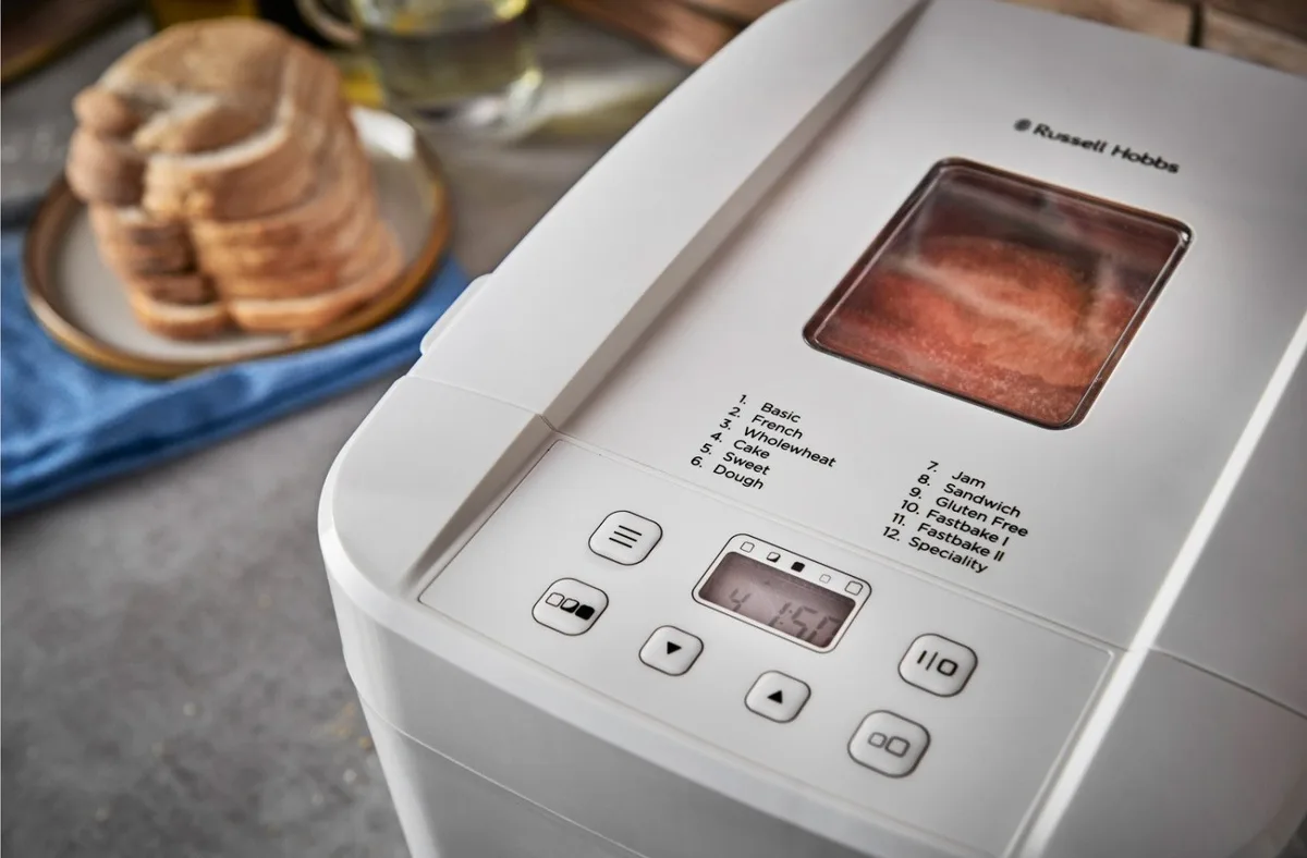 Хлібопічка Russell Hobbs 600 Вт, 12 програм, максимальна вага 1 кг, прямокутна форма, пластиковий корпус, білий колір.