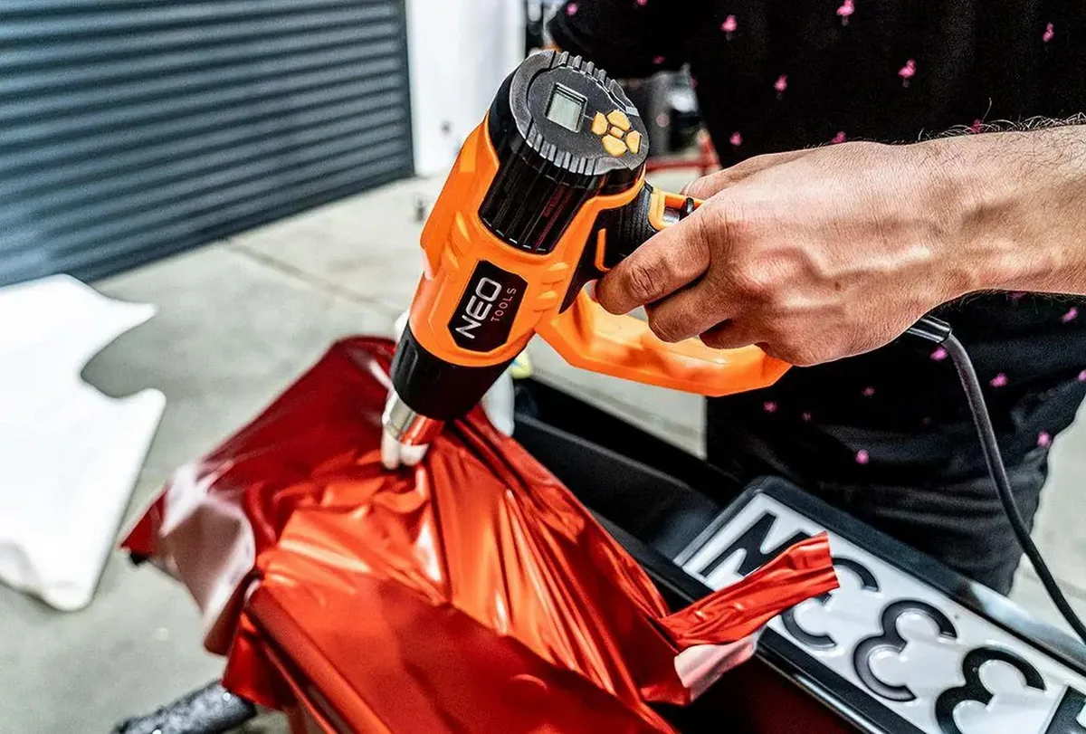 Фен будівельний Neo Tools 2000Вт 70-600°C для нагрівання лакофарбових покриттів пістолетний інструмент