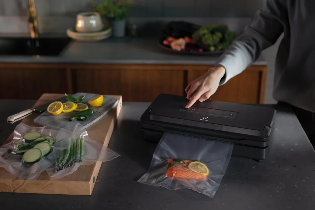 Вакуумний упаковщик Electrolux для рулонів, пакетів і контейнерів, потужність 120Вт, ширина 30 см, електронне управління, в компле