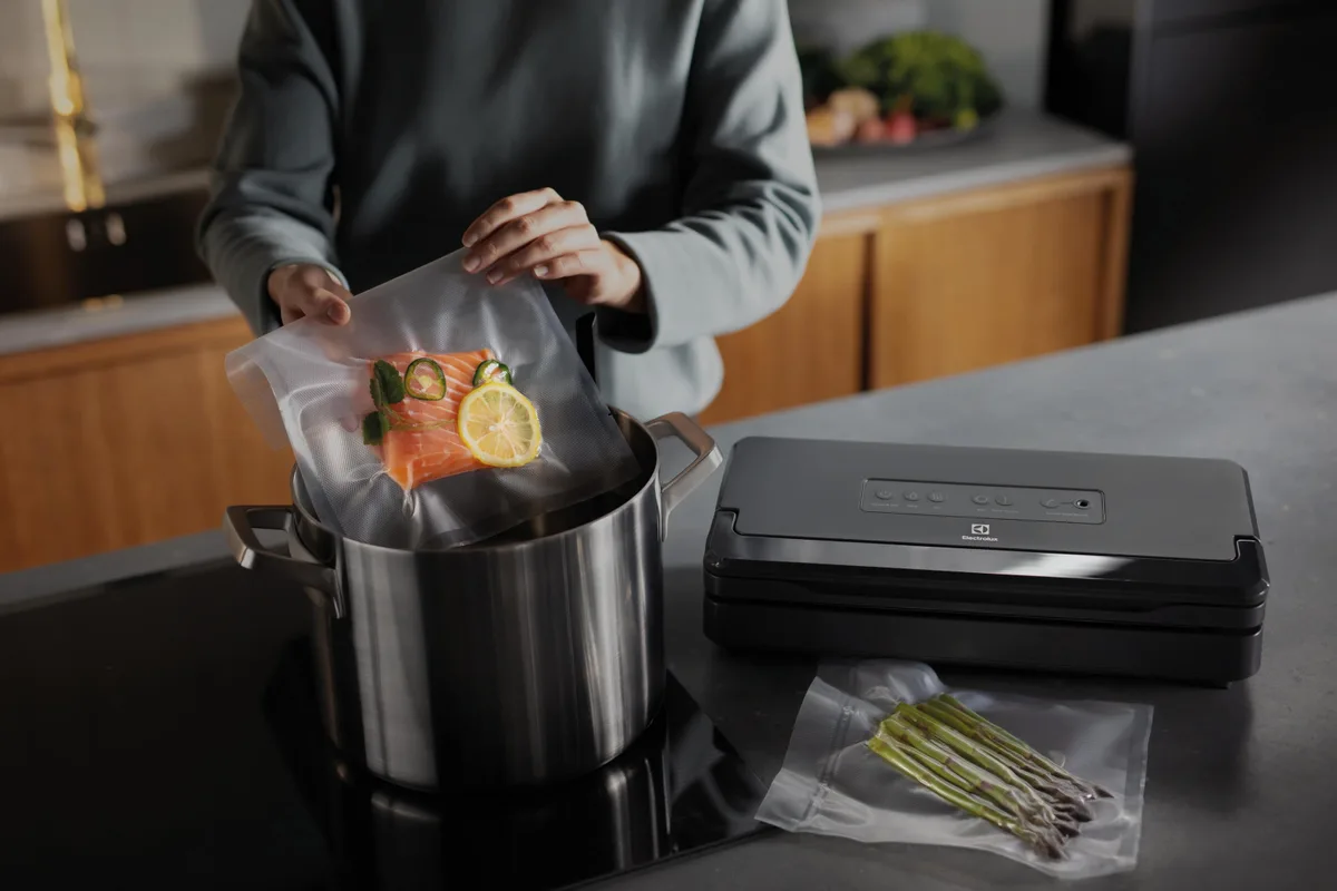 Вакуумний упаковщик Electrolux для рулонів, пакетів і контейнерів, потужність 120Вт, ширина 30 см, електронне управління, в компле