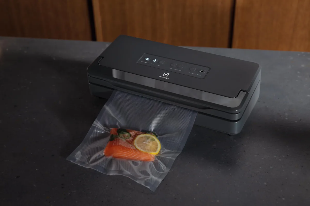 Вакуумний упаковщик Electrolux для рулонів, пакетів і контейнерів, потужність 120Вт, ширина 30 см, електронне управління, в компле