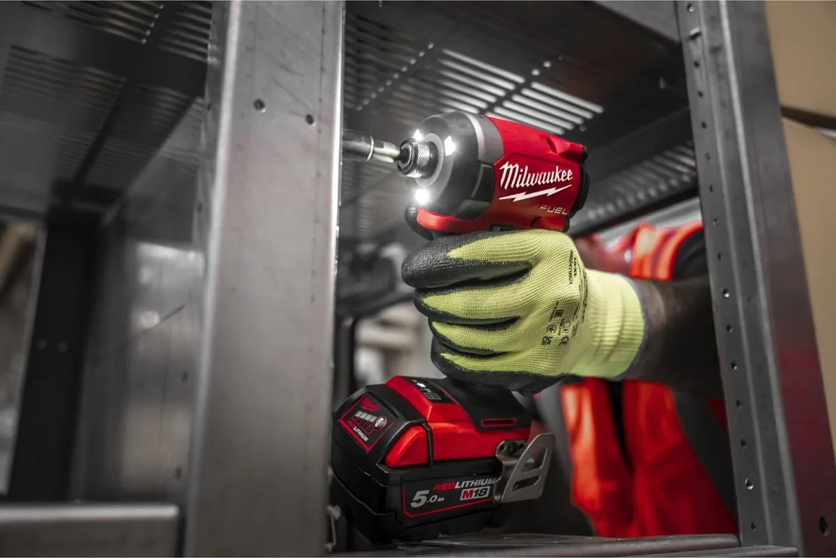 Набір акумуляторних інструментів Milwaukee 2 шт 5 А·год червоний