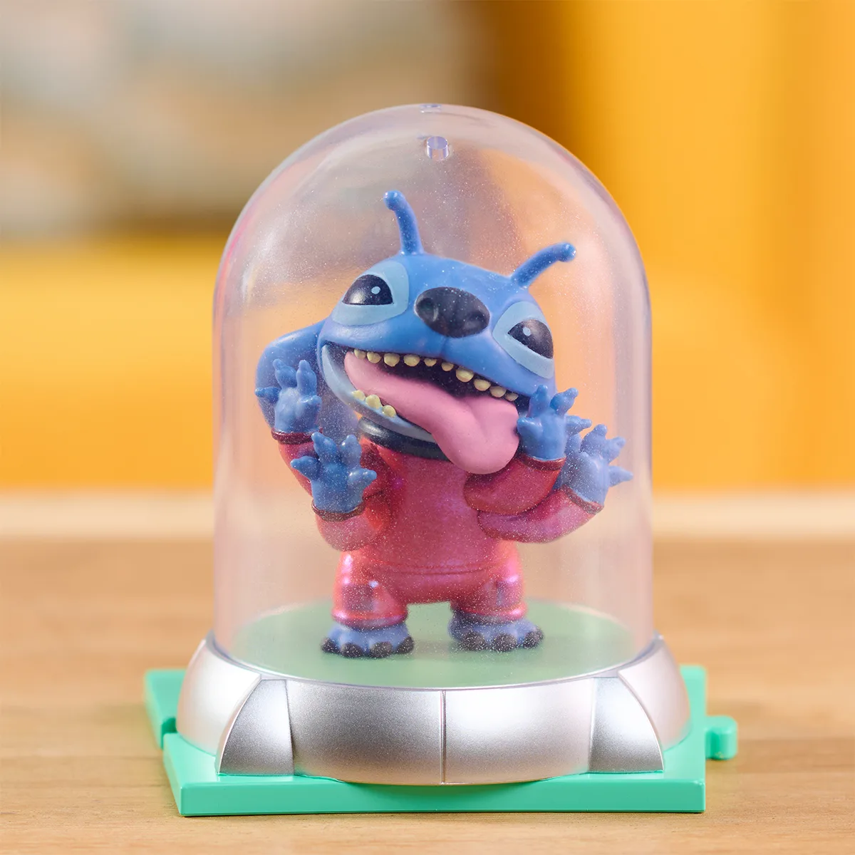 Фігурка-сюрприз STITCH комбіновані матеріали 9,86х9,86х12,07 см