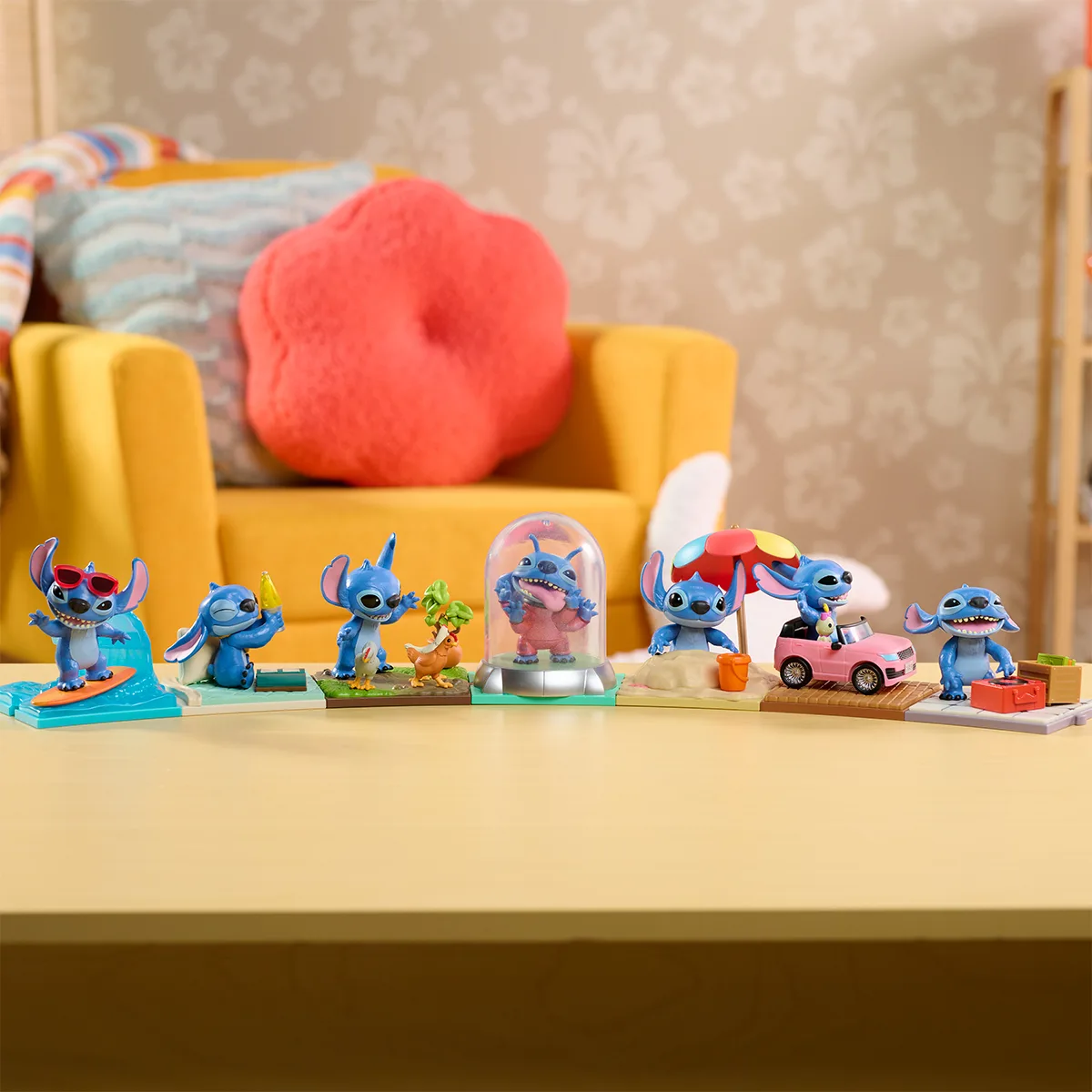 Фігурка-сюрприз STITCH комбіновані матеріали 9,86х9,86х12,07 см