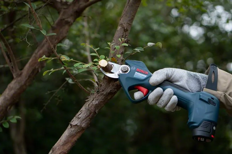 Акумуляторний секатор Bosch Professional, 12В, 2 батареї по 3А·год, діаметр різу 25мм, вага 1000г.