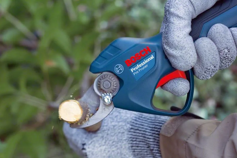 Акумуляторний секатор Bosch Professional, 12В, 2 батареї по 3А·год, діаметр різу 25мм, вага 1000г.