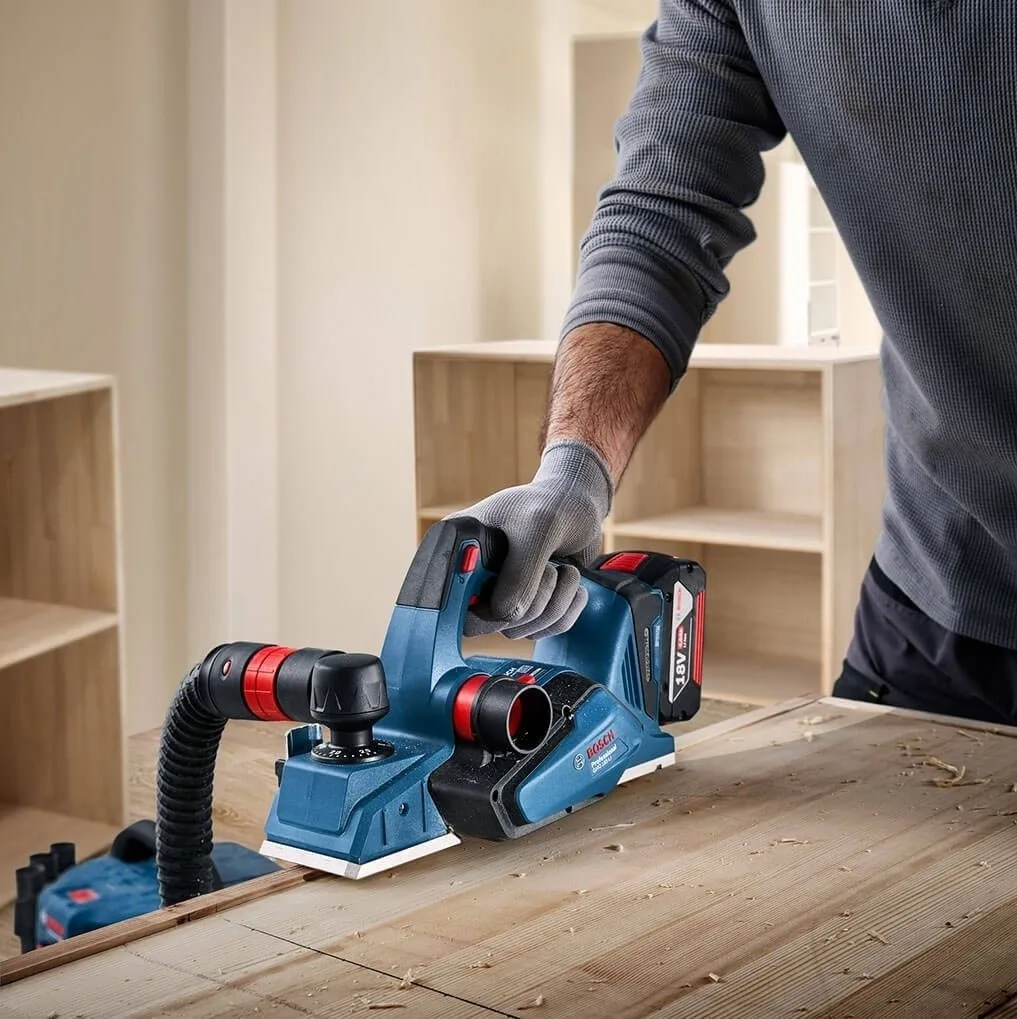 Аккумуляторный рубанок Bosch Professional GHO 185-LI 18В, ширина строгания 82 мм, глубина строгания до 26 мм, паз до 9 мм, без батареи и зарядного устройства
