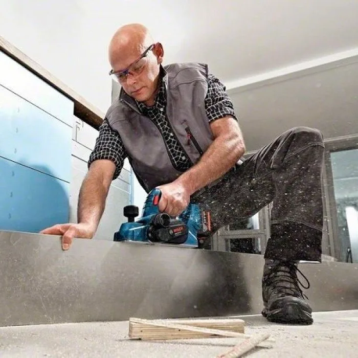 Аккумуляторный рубанок Bosch Professional GHO 185-LI 18В, ширина строгания 82 мм, глубина строгания до 26 мм, паз до 9 мм, без батареи и зарядного устройства