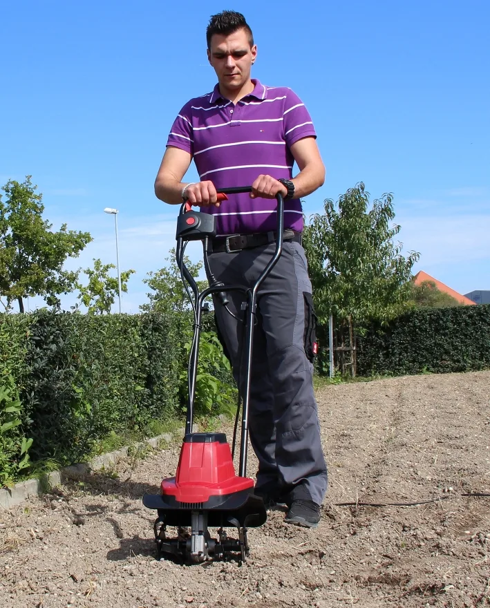 Електричний культиватор Einhell GC-RT 7530, потужність 750 Вт, ширина обробки 30 см, глибина 20 см, вага 9.25 кг.