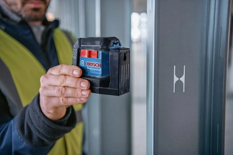 Лазерный уровень Bosch Professional GLL 12-22 G до 12м, точность 03мм/м, зеленый лазер, в комплекте чехол, вес 035кг