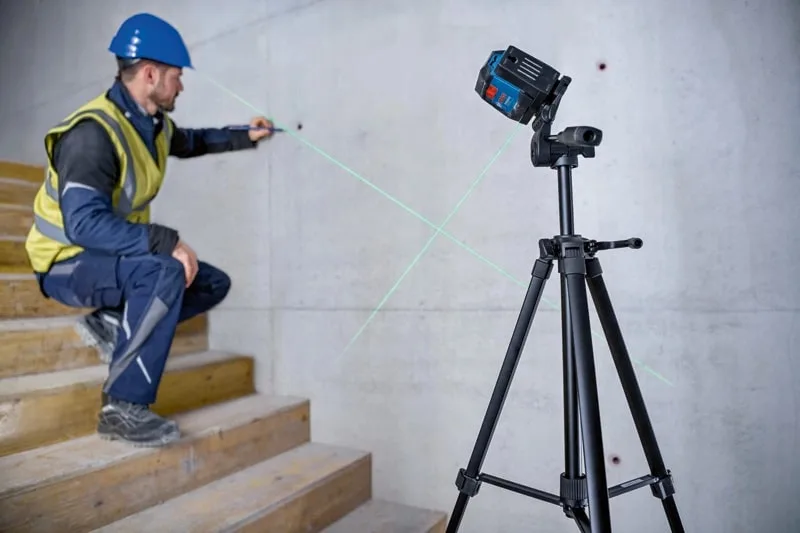 Лазерный уровень Bosch Professional GLL 12-22 G до 12м, точность 03мм/м, зеленый лазер, в комплекте чехол, вес 035кг