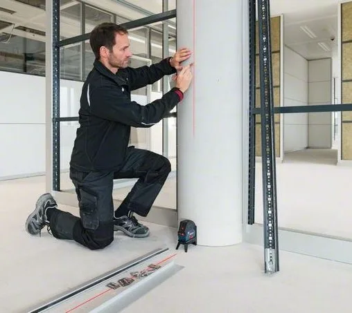 Нівелір лазерний Bosch Professional червоний промінь до 15м точність ±0.3мм/м для будівництва та ремонту