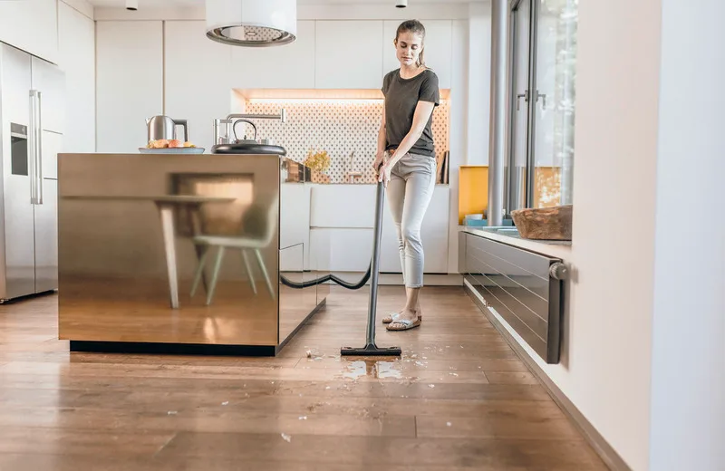 Професійний пилосос Karcher WD 2 PLUS S, потужність 1000 Вт, об'єм контейнера 15 л, вага 4.52 кг.