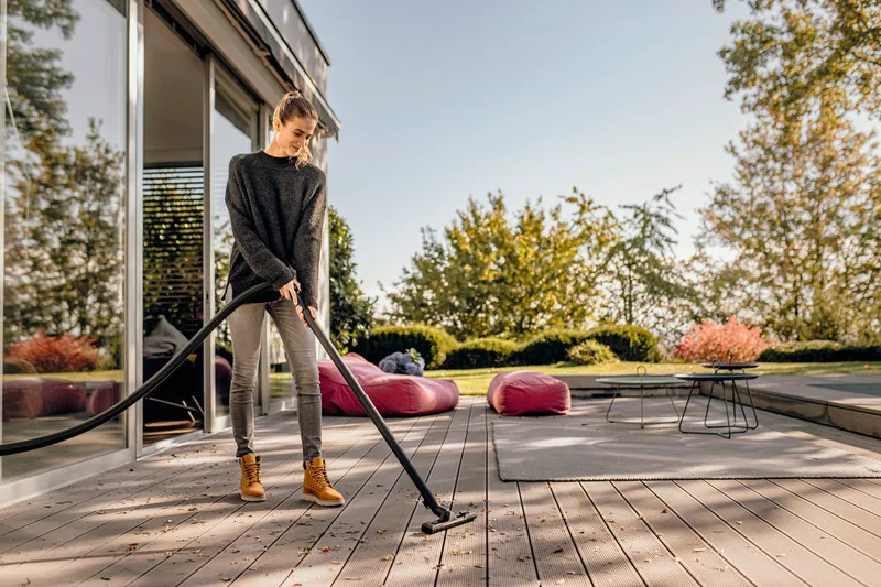 Професійний пилосос Karcher WD 2 PLUS S, потужність 1000 Вт, об'єм контейнера 15 л, вага 4.52 кг.