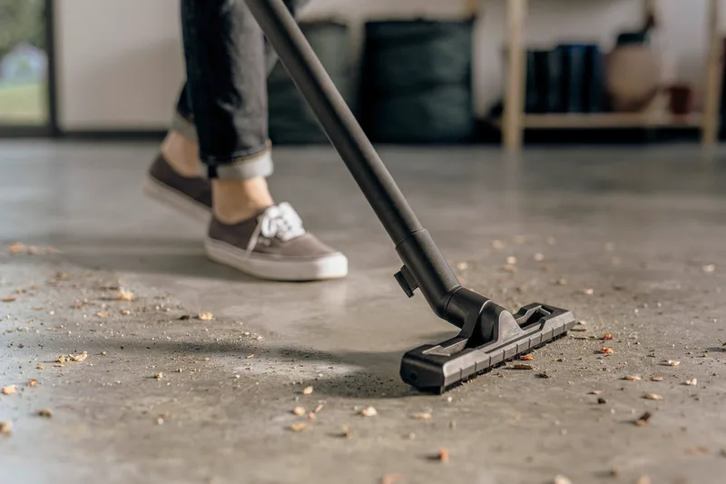 Професійний пилосос Karcher WD 2 PLUS S, потужність 1000 Вт, об'єм контейнера 15 л, вага 4.52 кг.