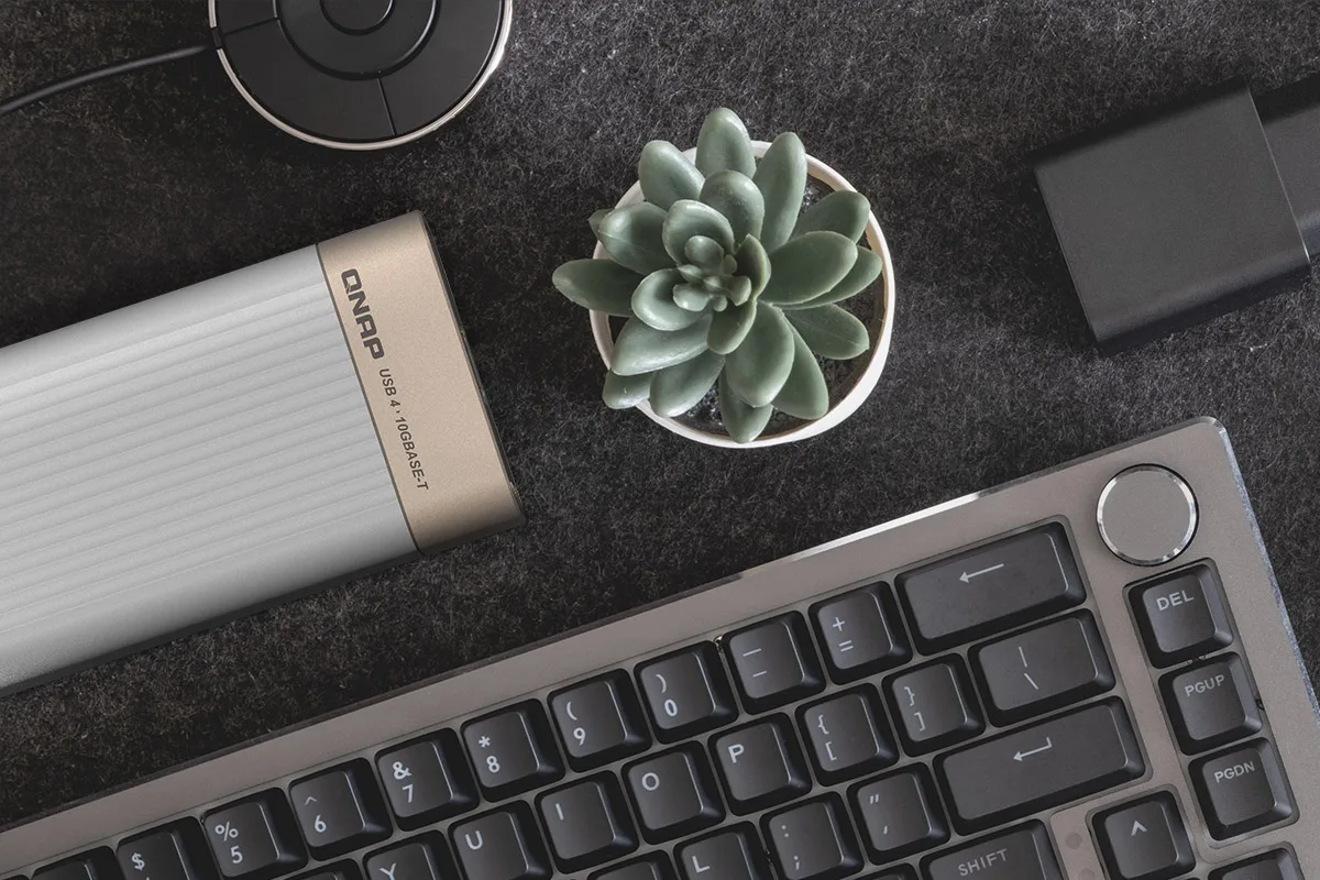 Адаптер QNAP USB 4 10GbE RJ45 зовнішній 56х67х124 мм чорний