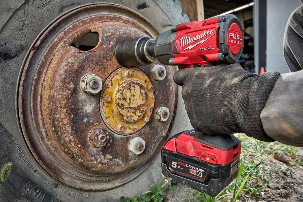 Акумуляторний ударний гайковерт Milwaukee M18 FMTIW2F12-502X 18В, 2 акумулятора по 5 А·год, 881 Нм, 0-2575 об/хв, 1/2" ЗП M12-18.