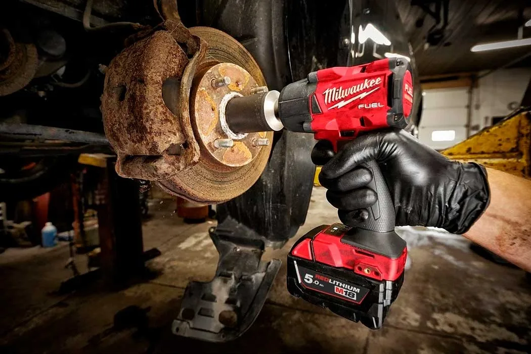 Акумуляторний ударний гайковерт Milwaukee M18 FMTIW2F12-502X 18В, 2 акумулятора по 5 А·год, 881 Нм, 0-2575 об/хв, 1/2" ЗП M12-18.
