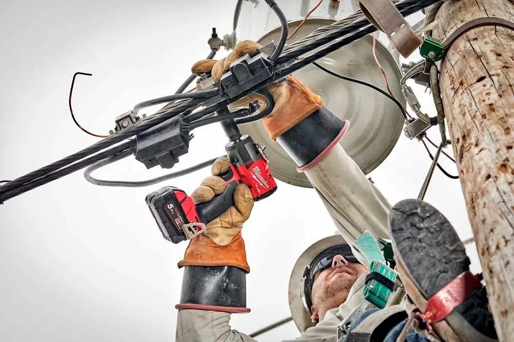 Акумуляторний ударний гайковерт Milwaukee M18 FMTIW2F12-502X 18В, 2 акумулятора по 5 А·год, 881 Нм, 0-2575 об/хв, 1/2" ЗП M12-18.