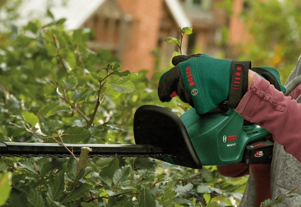 Аккумуляторный кусторез Bosch EasyHedgeCut 18-45, 18В, с лезвием 45 см, шаг реза 15 мм, вес 302 кг (без аккумулятора и зарядного устройства)