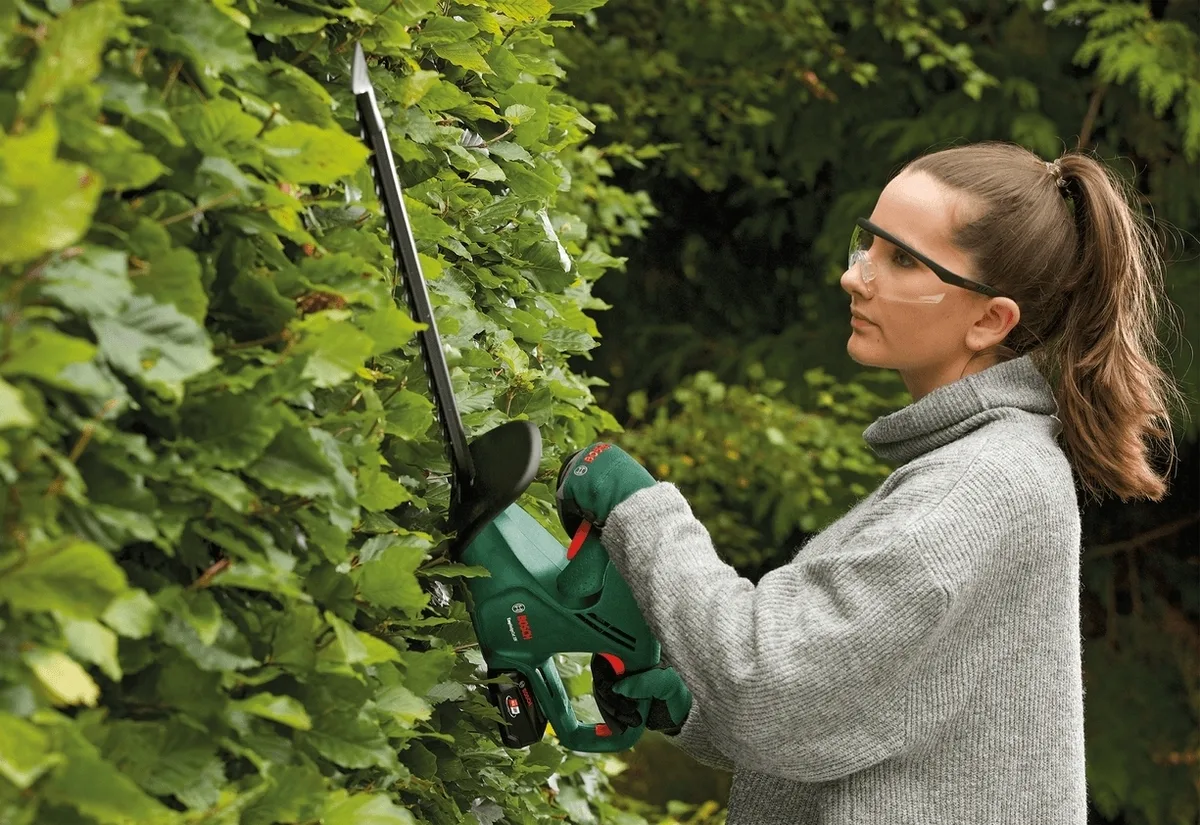 Аккумуляторный кусторез Bosch EasyHedgeCut 18-45, 18В, с лезвием 45 см, шаг реза 15 мм, вес 302 кг (без аккумулятора и зарядного устройства)