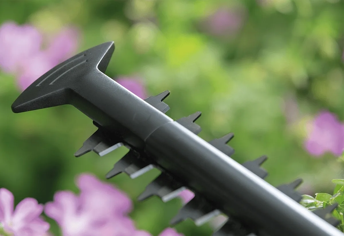 Аккумуляторный кусторез Bosch EasyHedgeCut 18-45, 18В, с лезвием 45 см, шаг реза 15 мм, вес 302 кг (без аккумулятора и зарядного устройства)