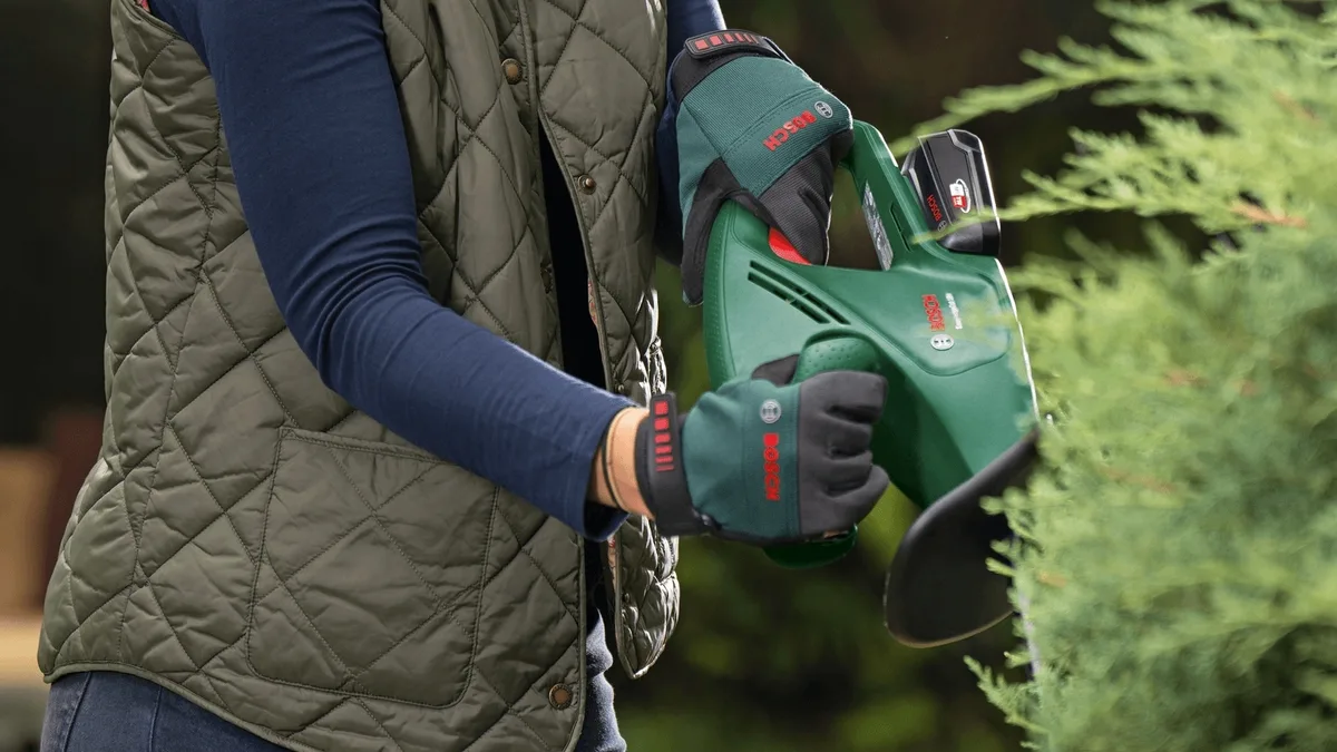 Аккумуляторный кусторез Bosch EasyHedgeCut 18-45, 18В, с лезвием 45 см, шаг реза 15 мм, вес 302 кг (без аккумулятора и зарядного устройства)