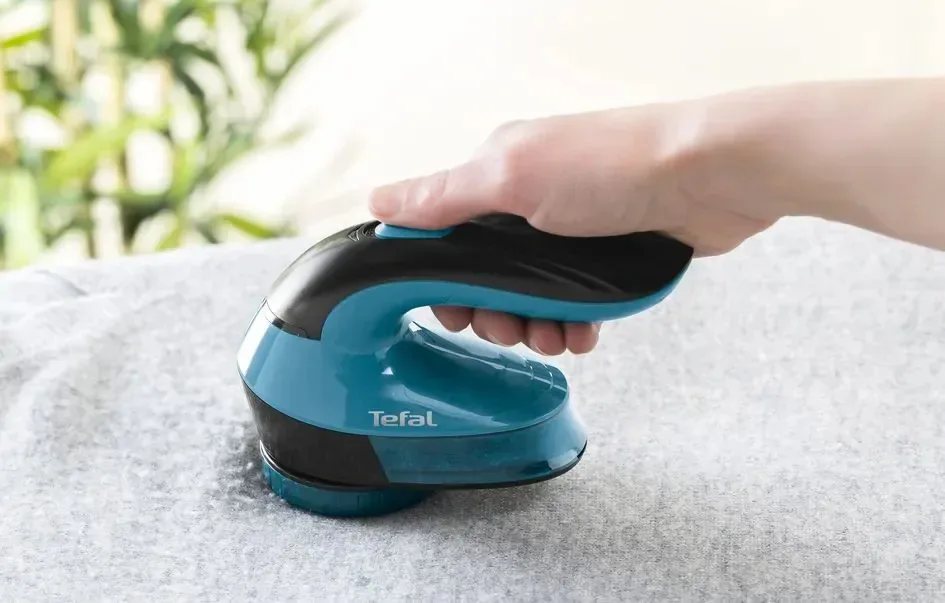 Прилад для усунення катишків Tefal, з широкими лезами, 2 батарейки АА у комплекті, синього кольору.