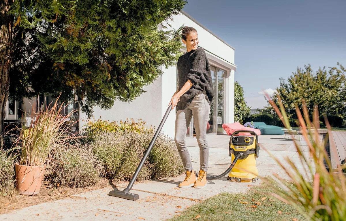 Професійний пилосос Karcher WD 5 з потужністю 1100 Вт, об'ємом контейнера 25 л та вагою 8.45 кг.