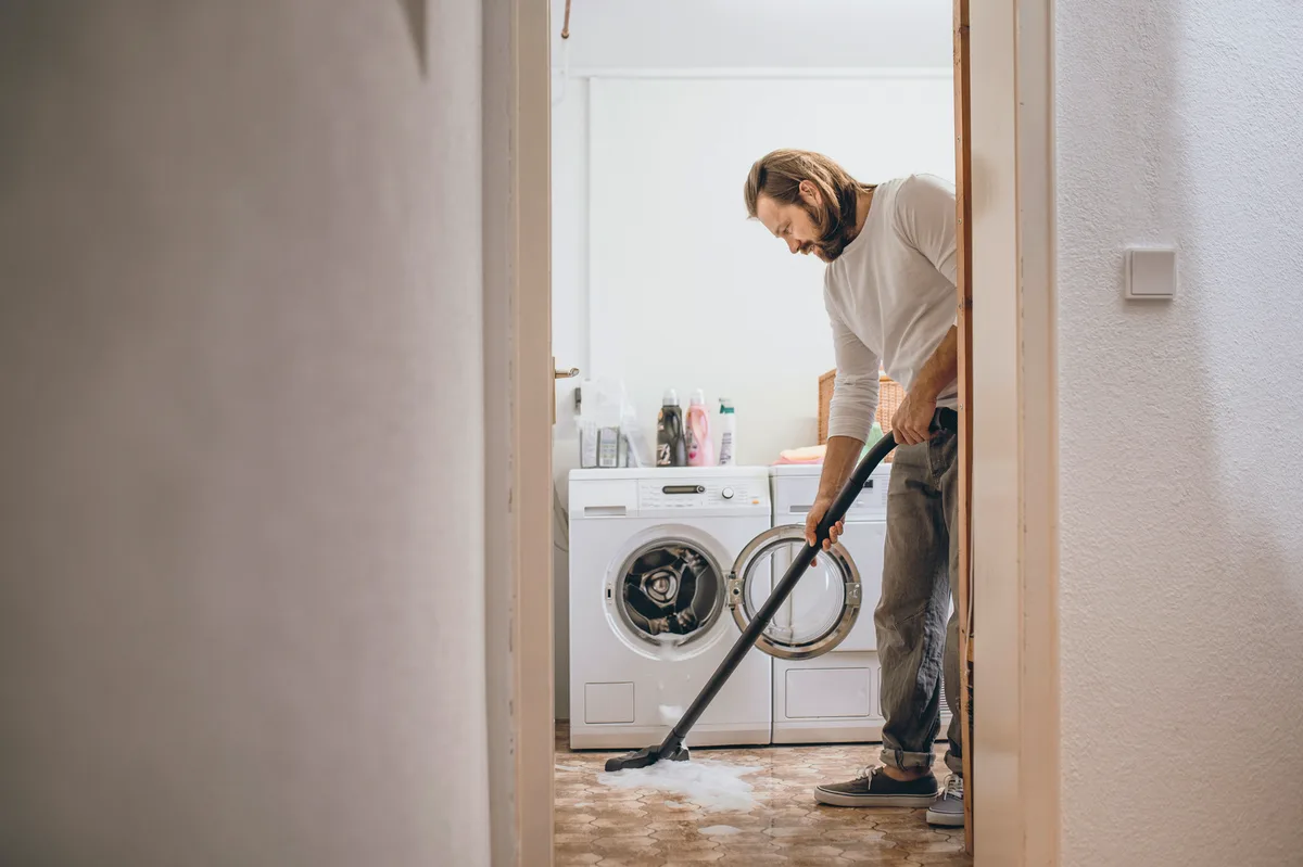Професійний пилосос Karcher WD 5 з потужністю 1100 Вт, об'ємом контейнера 25 л та вагою 8.45 кг.