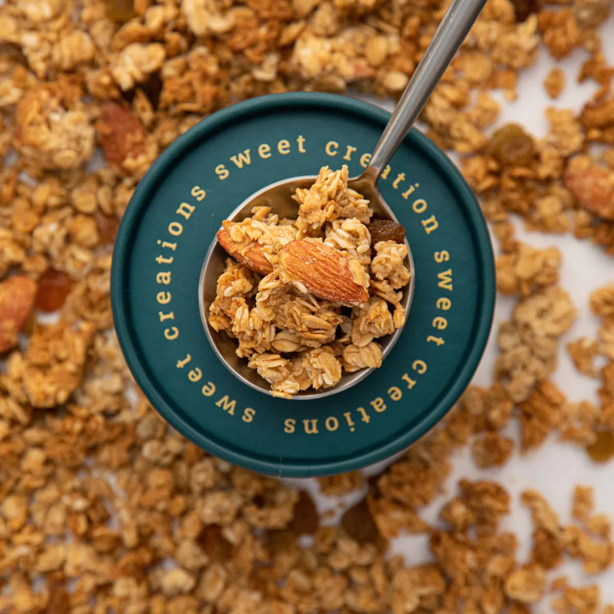 Набір граноли Mini Almond, 1 кг & Nuts’ Trio, 250 г у подарунок Gregory Mill