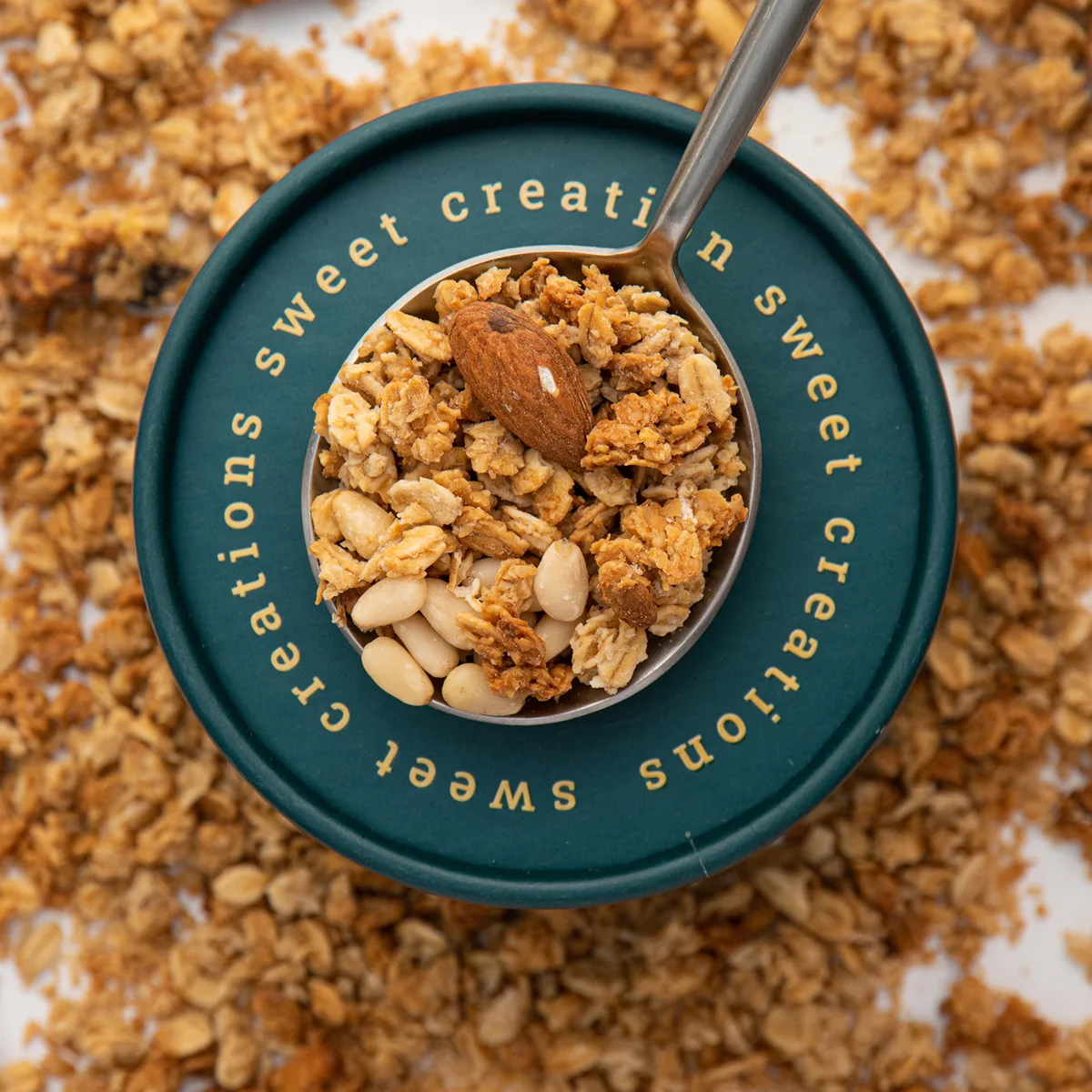 Набір граноли Mini Almond, 1 кг & Nuts’ Trio, 250 г у подарунок Gregory Mill