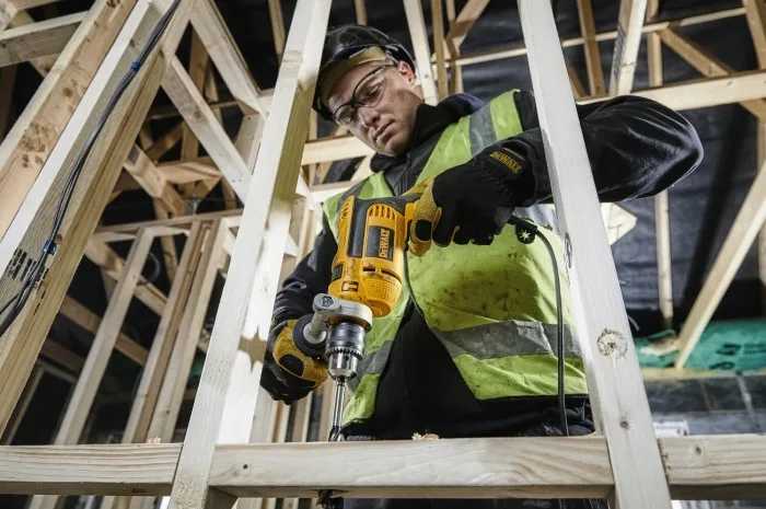 Ударний дриль DeWalt 701Вт 5.2Нм 0-2800об/хв 47600уд/хв для свердління бетону цегли дерева металу
